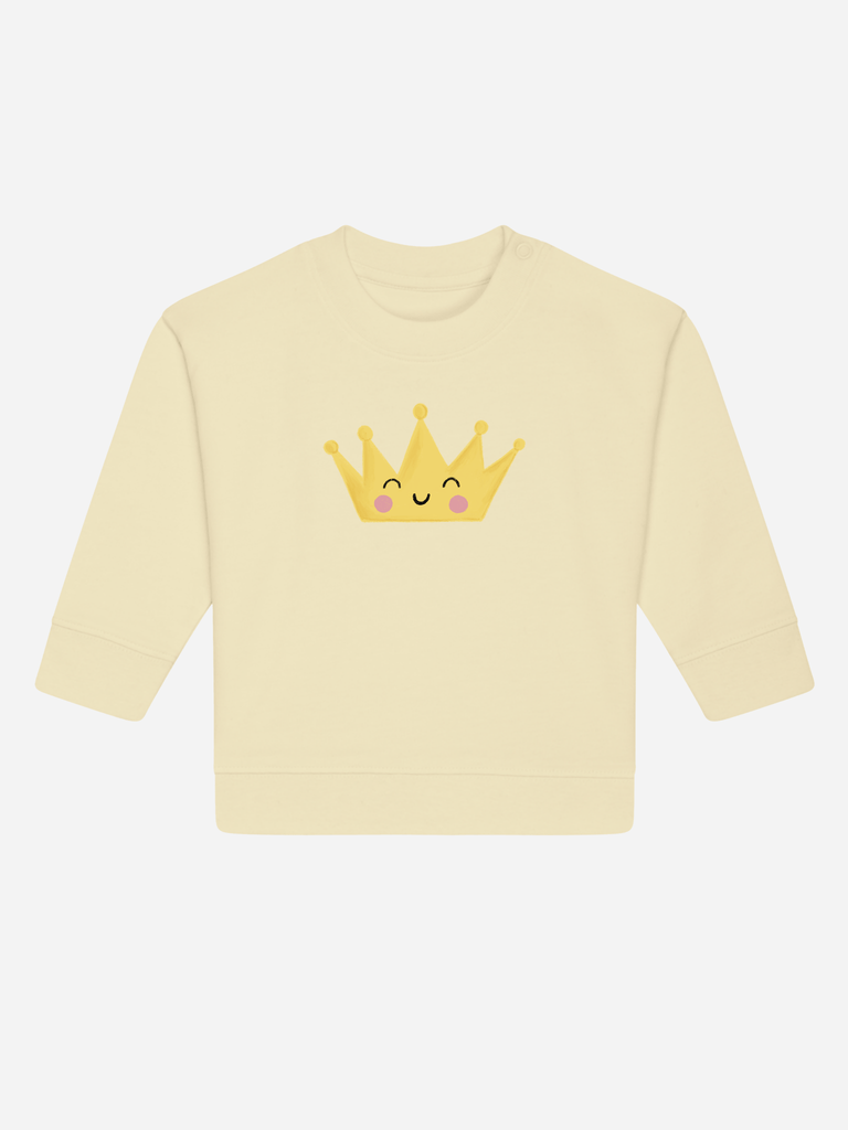 Personalisierbarer Bio-Pullover für Kleinkinder mit fröhlicher Krone in Gelb auf beigem Hintergrund.