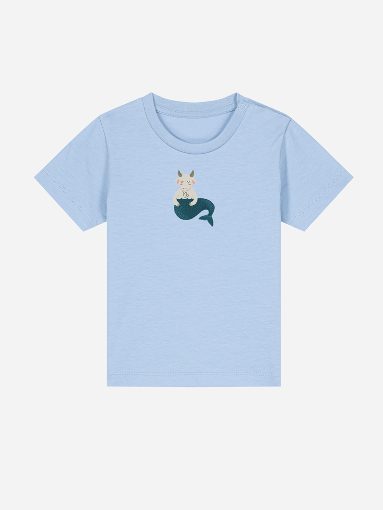 Bio-Kleinkind T-Shirt 'Sternzeichen Steinbock' - personalisierbar Farbe: Hellblau Vorderansicht