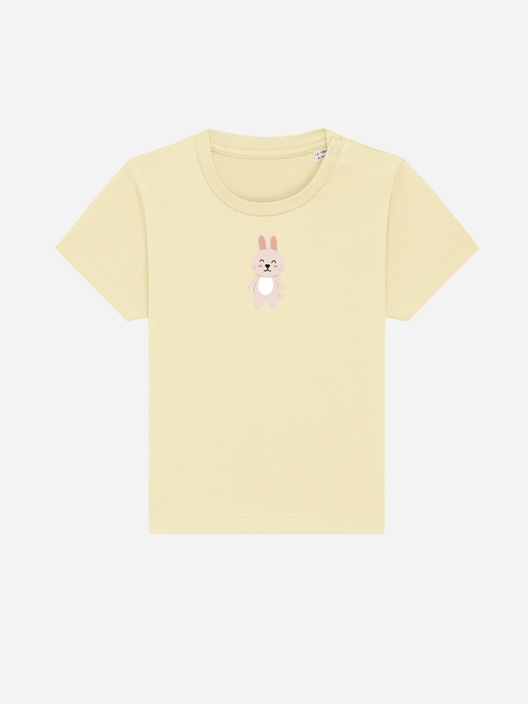 Personalisierbares Bio-T-Shirt für Kinder mit fröhlichem Hasenmotiv in sanftem Gelb.