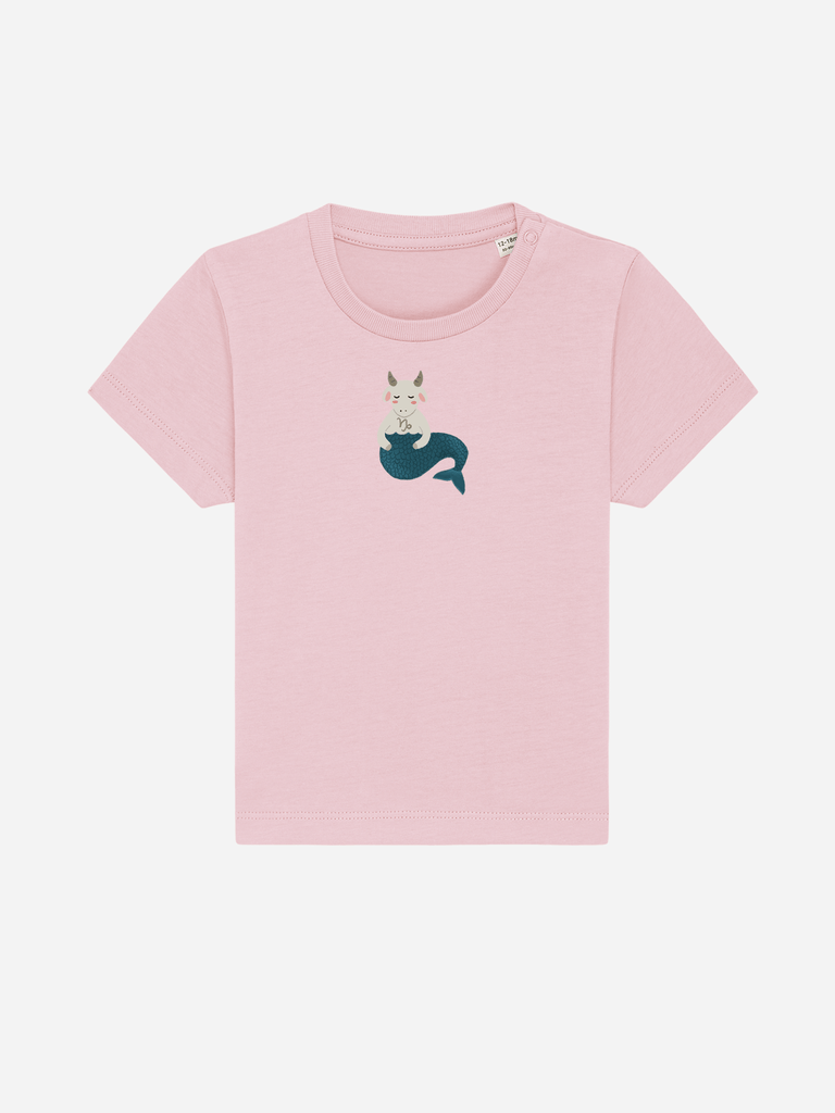 Bio-Kleinkind T-Shirt 'Sternzeichen Steinbock' - personalisierbar Farbe: Rosa Vorderansicht