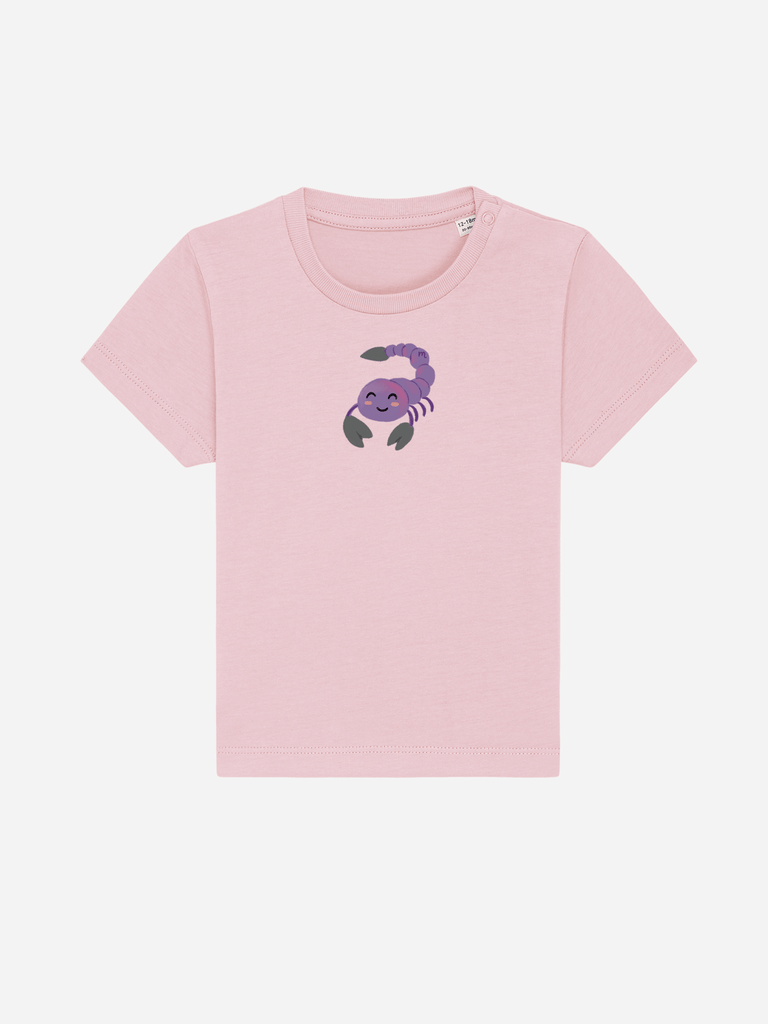 Bio-Kleinkind T-Shirt 'Sternzeichen Skorpion' - personalisierbar Farbe: Rosa Vorderansicht