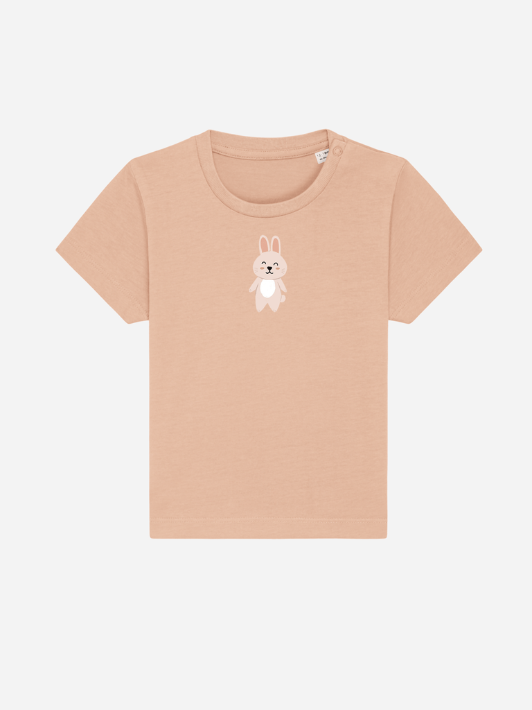 Personalisierbares Bio-T-Shirt für Kinder mit Hasenmotiv in zartem Apricot-Farbton.