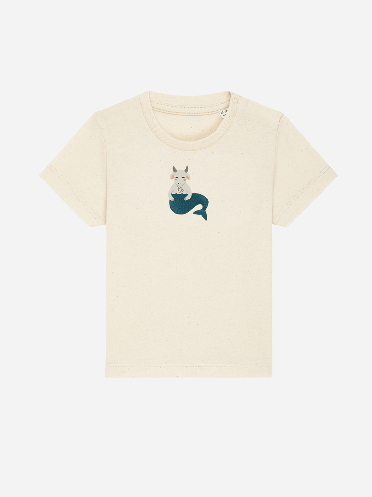 Bio-Kleinkind T-Shirt 'Sternzeichen Steinbock' - personalisierbar Farbe: Natur Vorderansicht