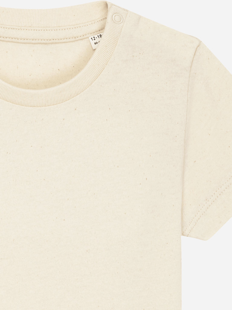 Personalisierbares Bio-T-Shirt (0–3 J.) 'Banane' in hellem, naturfarbenem Design.