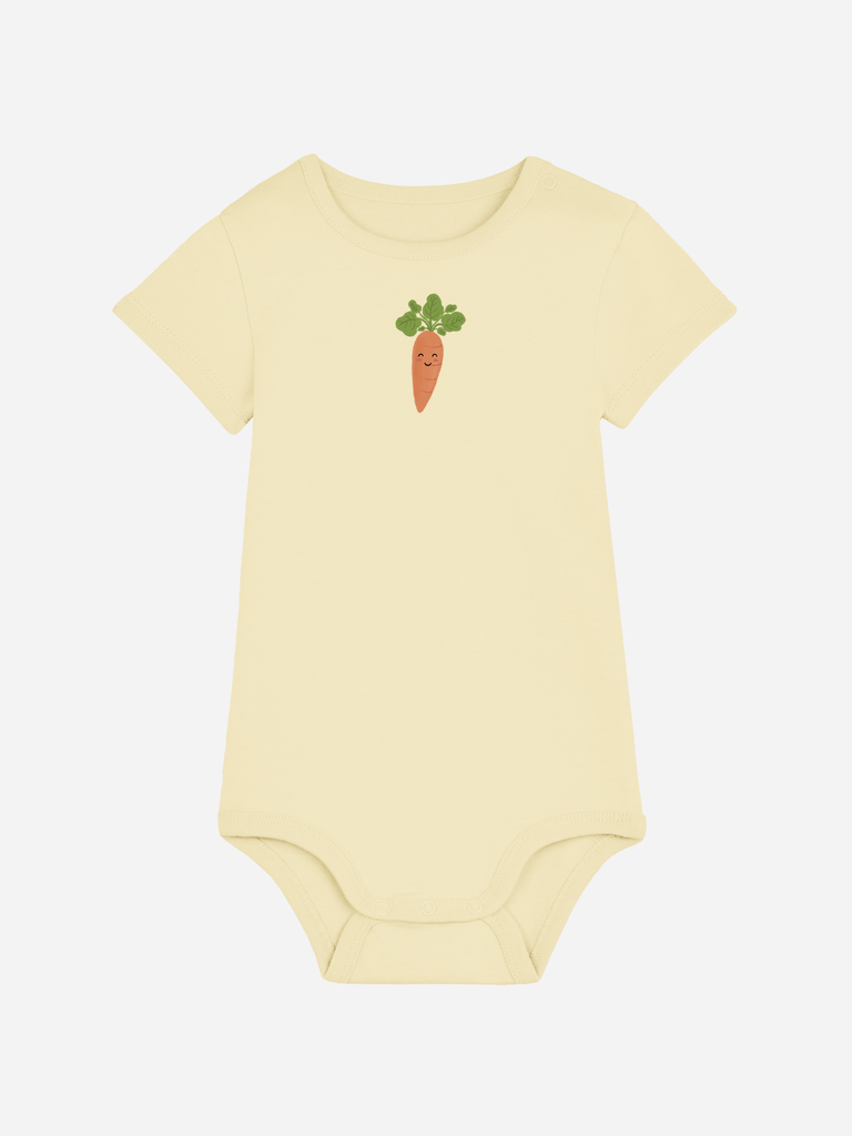 Personalisierter Baby-Body in Gelb mit lächelndem Karotten-Motiv, ideal für Beikoststart.