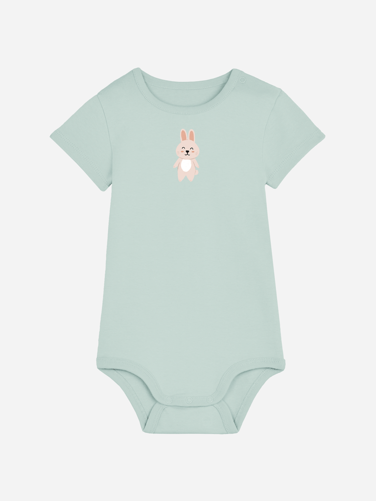 Personalisierter Baby-Body mit Hase-Motiv in Mintgrün für Geschenke zu Ostern und Geburt.