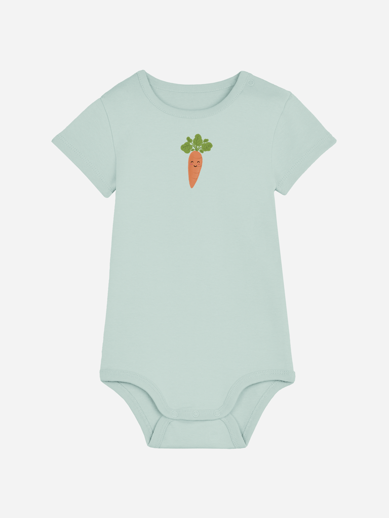 Personalisierter Baby-Body in mintgrün mit lustiger Karotten-Applikation für Kleinkinder.