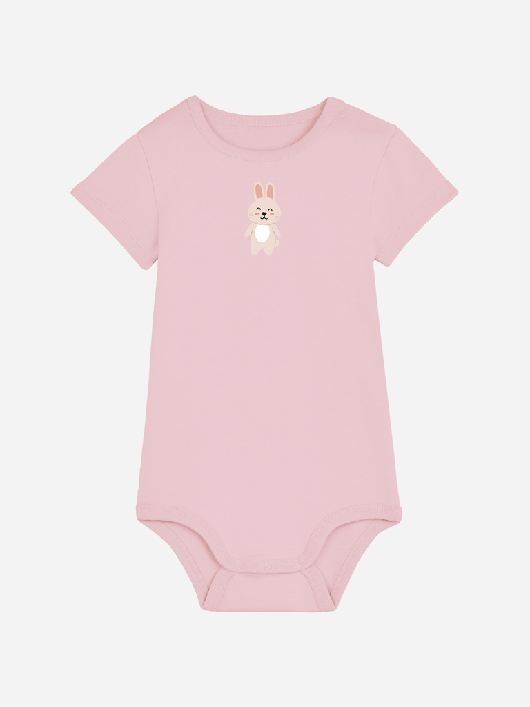 Personalisierter Baby-Body in Rosa mit Hase-Motiv für Babykleidung, ideal als Geschenk zu Ostern oder Geburt.