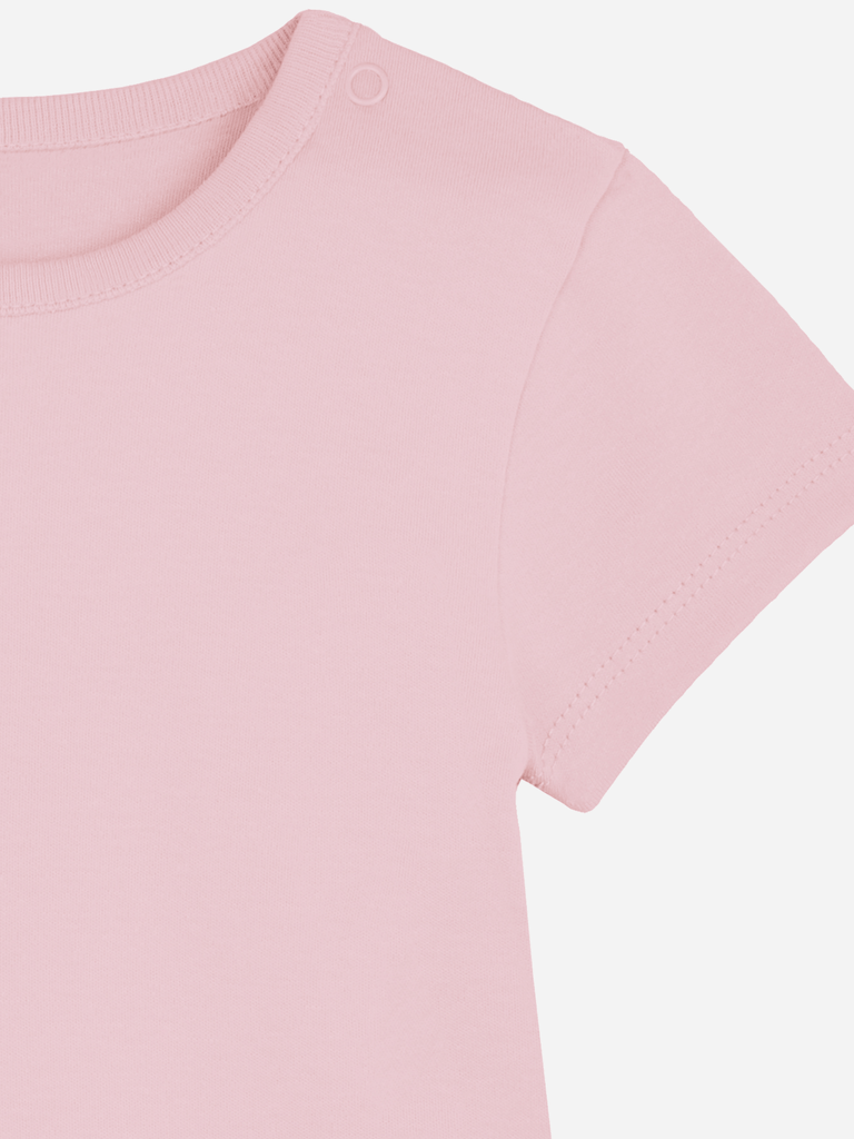 Detailansicht eines personalisierten Baby-Bodys in Rosa mit Druckknöpfen für einfache An- und Auskleidung.
