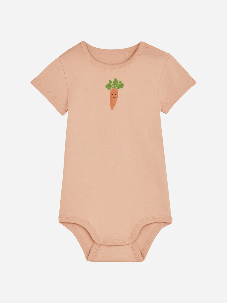 Personalisierter Baby-Body in Pfirsichfarbe mit lächelnder Karotte, ideal für Beikoststart und kreative Designs.