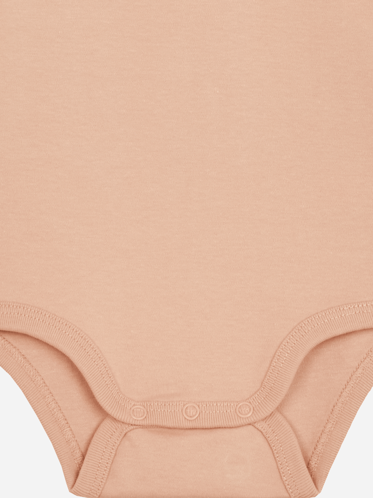 Personalisierter Bio Baby-Body in sanftem Apricot, ideal für kreative Babyparty Geschenke.