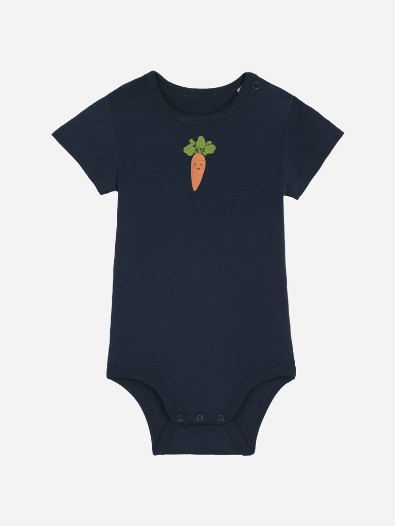 Personalisierter Baby-Body in Blau mit lustiger Karotten-Applikation für den Beikoststart.