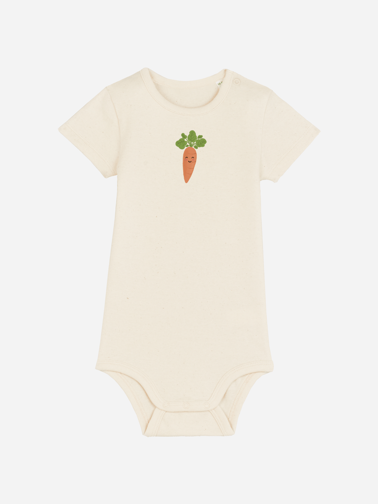 Personalisierter Baby-Body in Naturfarbe mit lustiger Karotte, ideal für den Beikoststart.