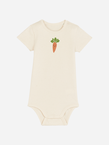 Personalisierter Baby-Body in Naturfarbe mit lustiger Karotte, ideal für den Beikoststart.