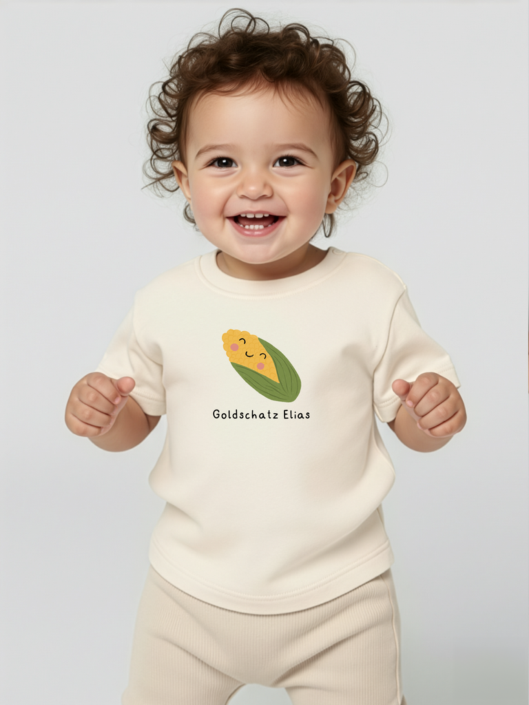 Baby-Erstausstattung mit Herz: Tragebild: Personalisierbares Bio-T-Shirt 'Mais' in 8 Farben erhältlich auf liebeundgeschenke.de.