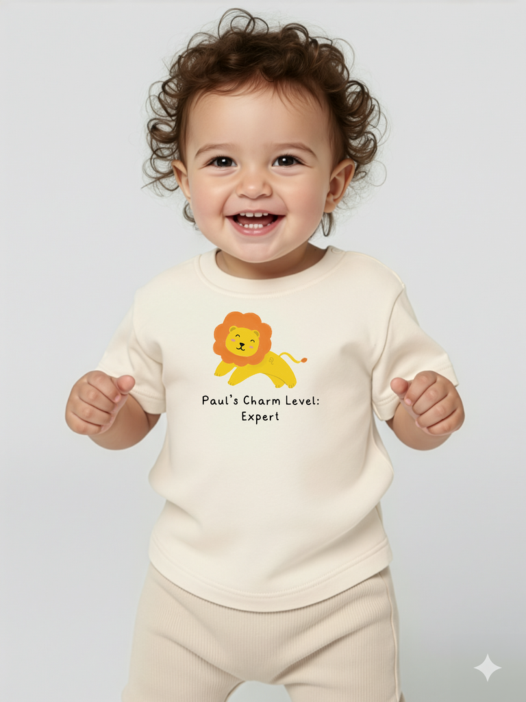 Baby-Geschenk mit Namen: Tragebild: Personalisierbares Bio-T-Shirt mit Sternzeichen Löwe in 8 Farben erhältlich auf liebeundgeschenke.de.