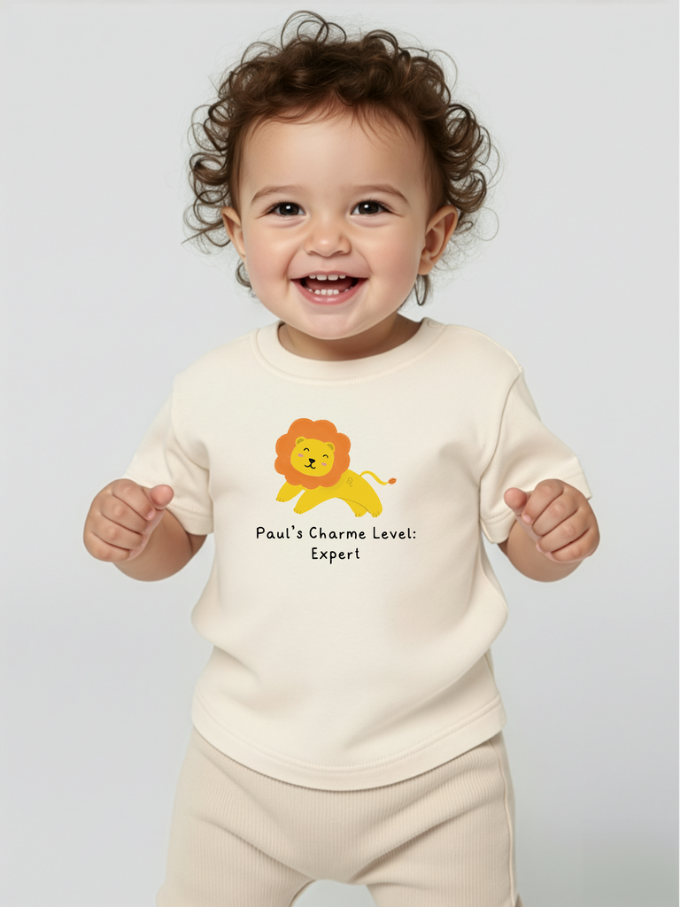 Baby-Geschenk mit Namen: Tragebild: Personalisierbares Bio-T-Shirt mit Sternzeichen Löwe in 8 Farben erhältlich auf liebeundgeschenke.de.