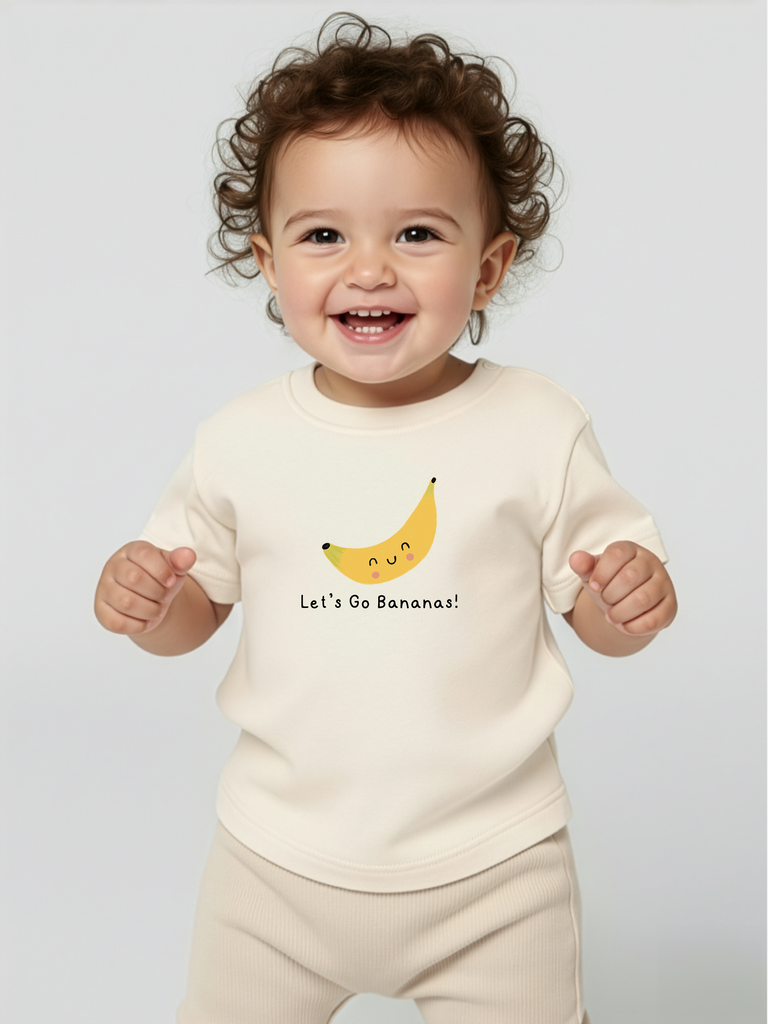 Babykleidung mit Spruch: Tragebild: Personalisierbares Bio-T-Shirt 'Banane' in 8 Farben erhältlich auf liebeundgeschenke.de.