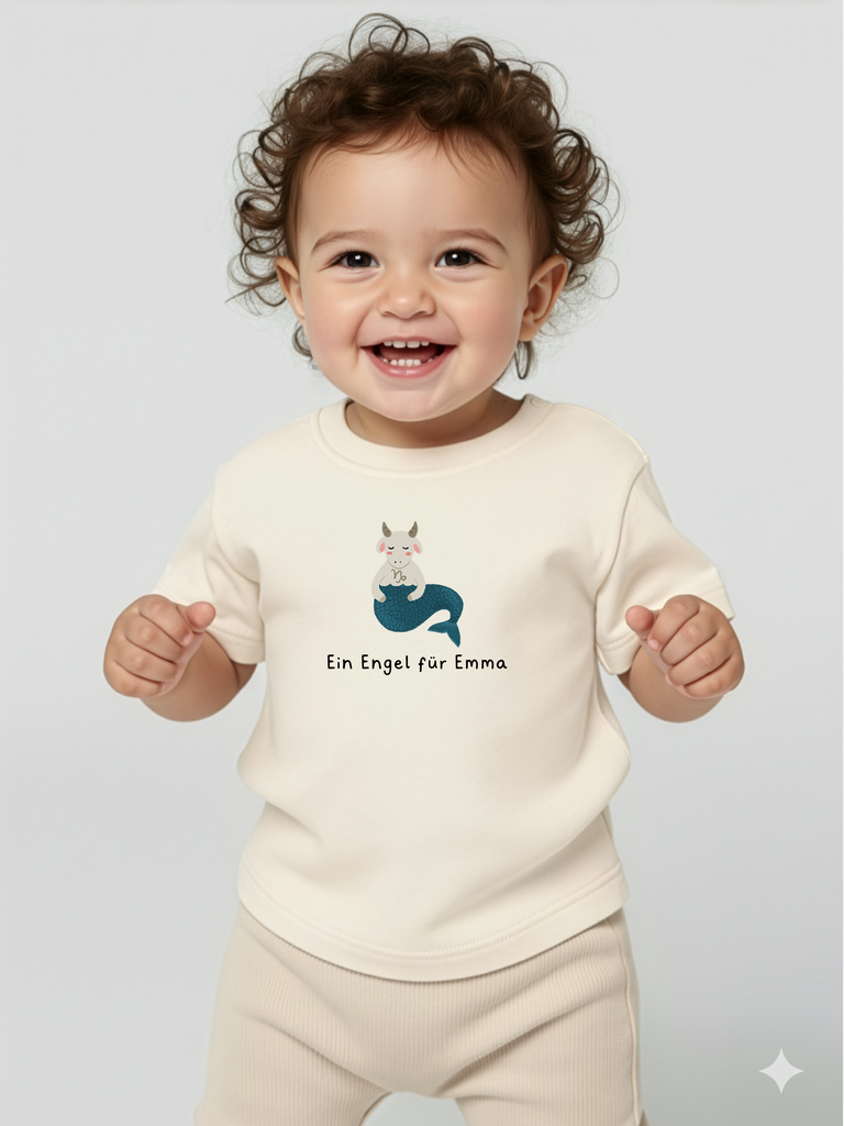 Babykleidung zum 1. Geburtstag: Tragebild: Personalisierbares Bio-T-Shirt mit Sternzeichen Steinbock in 8 Farben erhältlich bei Liebe & Geschenke.