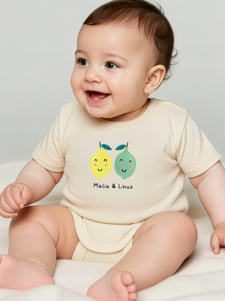Geschenk zur Geburt von Zwillingen: Tragebild vom personalisierten Baby-Body 'Zitronen' in 8 Farben erhältlich auf liebeundgeschenke.de.