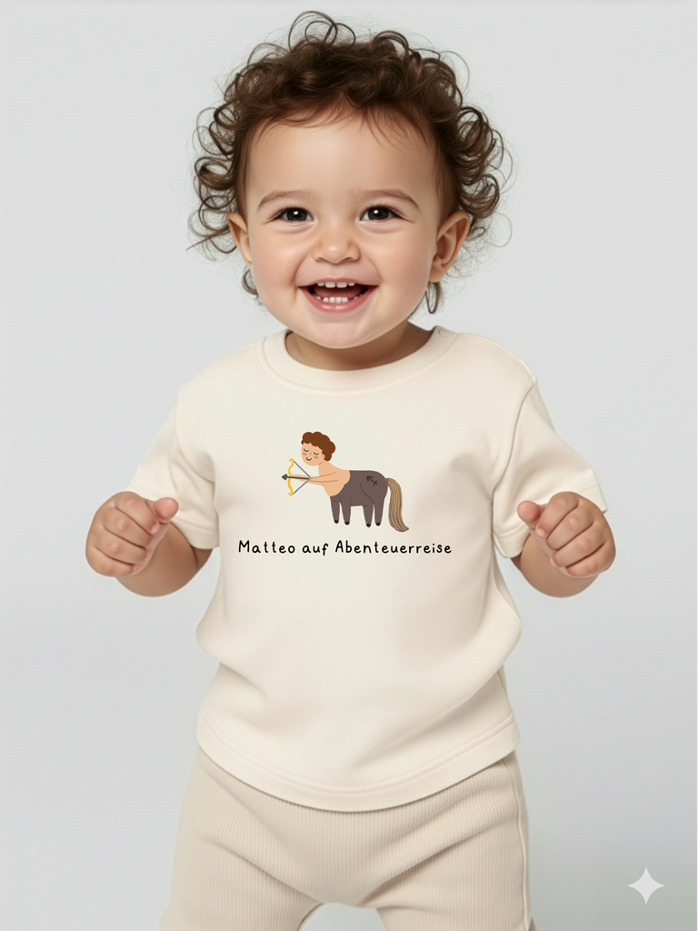 Nützliches Geschenk zum 1. Geburtstag: Tragebild: Personalisierbares Bio-T-Shirt mit Sternzeichen Schütze in 8 Farben erhältlich bei Liebe & Geschenke.