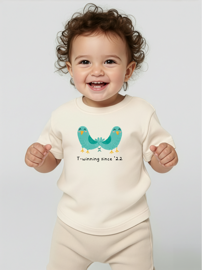 Personalisiertes Babygeschenk: Tragebild: Personalisierter Baby-Body mit Sternzeichen Zwillinge in 8 Farben erhältlich von liebeundgeschenke.de.
