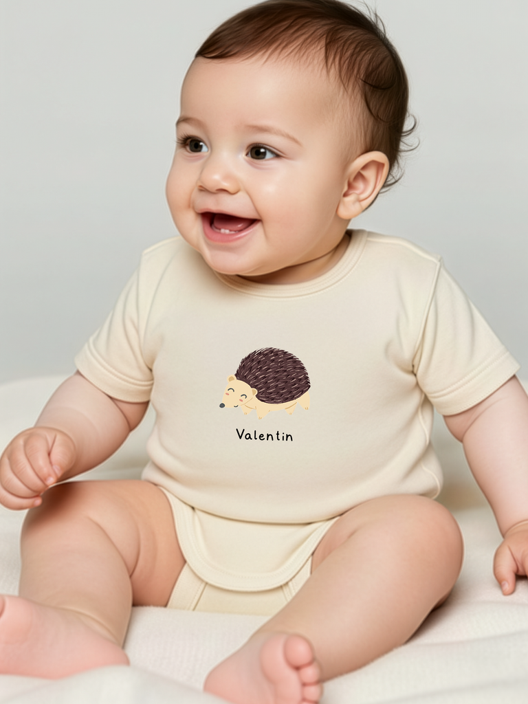 Originelles Geschenk zur Geburt selbstgestaltet: Tragebild personalisierter Baby-Body "Igel" in 8 Farben erhältlich auf liebeundgeschenke.de.