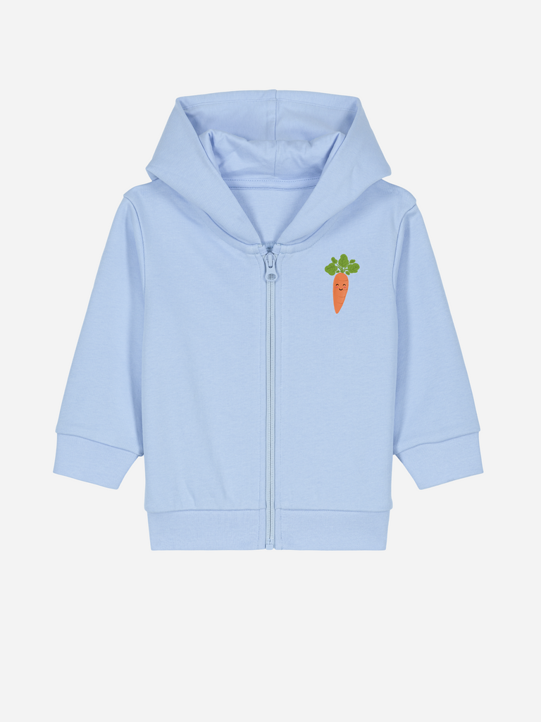 Personalisierbare Bio-Sweatjacke für Kinder in himmelblau mit Karottenmotiv, ideal für Beikoststart.