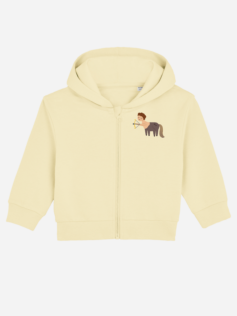 Babygeschenk zum 1. Geburtstag: Personalisierbare Bio-Sweatjacke (0–3 J.) 'Sternzeichen Schütze', Frontansicht in Gelb