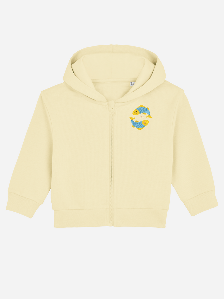 Geschenk zum 2. Geburtstag für Mädchen und Jungen: Personalisierbare Bio-Sweatjacke (0–3 J.) 'Sternzeichen Fische', Frontansicht in Gelb