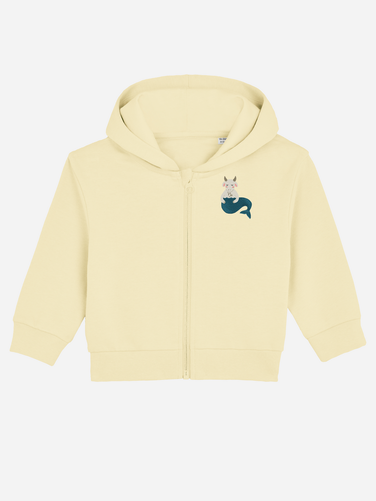 Kuscheliges Geschenk zum 1. Geburtstag: Personalisierbare Bio-Sweatjacke (0–3 J.) 'Sternzeichen Steinbock', Frontansicht in Gelb