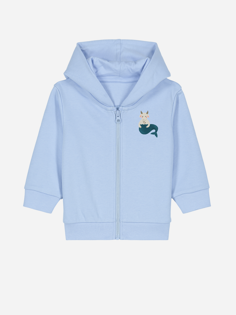 Kuscheliges Geschenk zum 1. Geburtstag: Personalisierbare Bio-Sweatjacke (0–3 J.) 'Sternzeichen Steinbock', Frontansicht in Hellblau