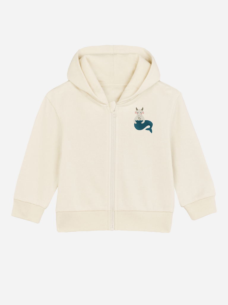 Kuscheliges Geschenk zum 1. Geburtstag: Personalisierbare Bio-Sweatjacke (0–3 J.) 'Sternzeichen Steinbock', Frontansicht in Beige