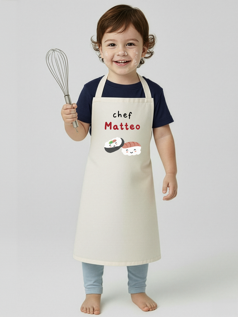 Praktisches Geschenk zum 4. Geburtstag: Tragebild: Personalisierbare Kinderkochschürze "Sushi"  in 8 Farben erhältlich bei Liebe & Geschenke.