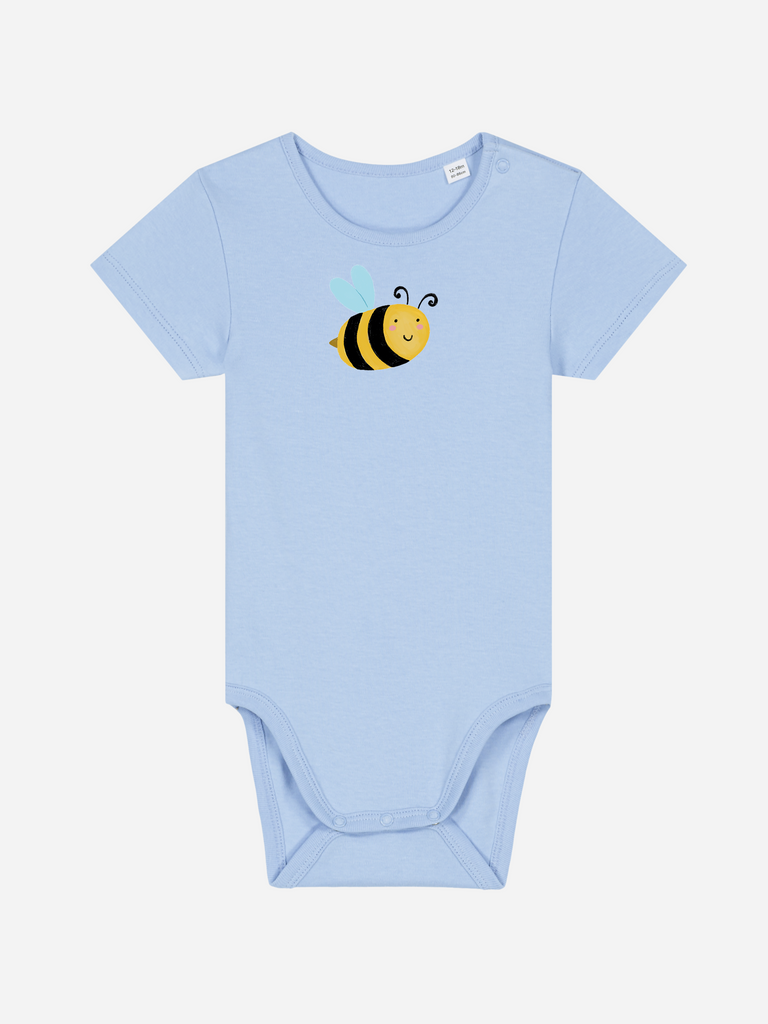 Personalisierter Baby-Body (0–2 J.) mit fröhlicher Biene auf blauem Hintergrund.