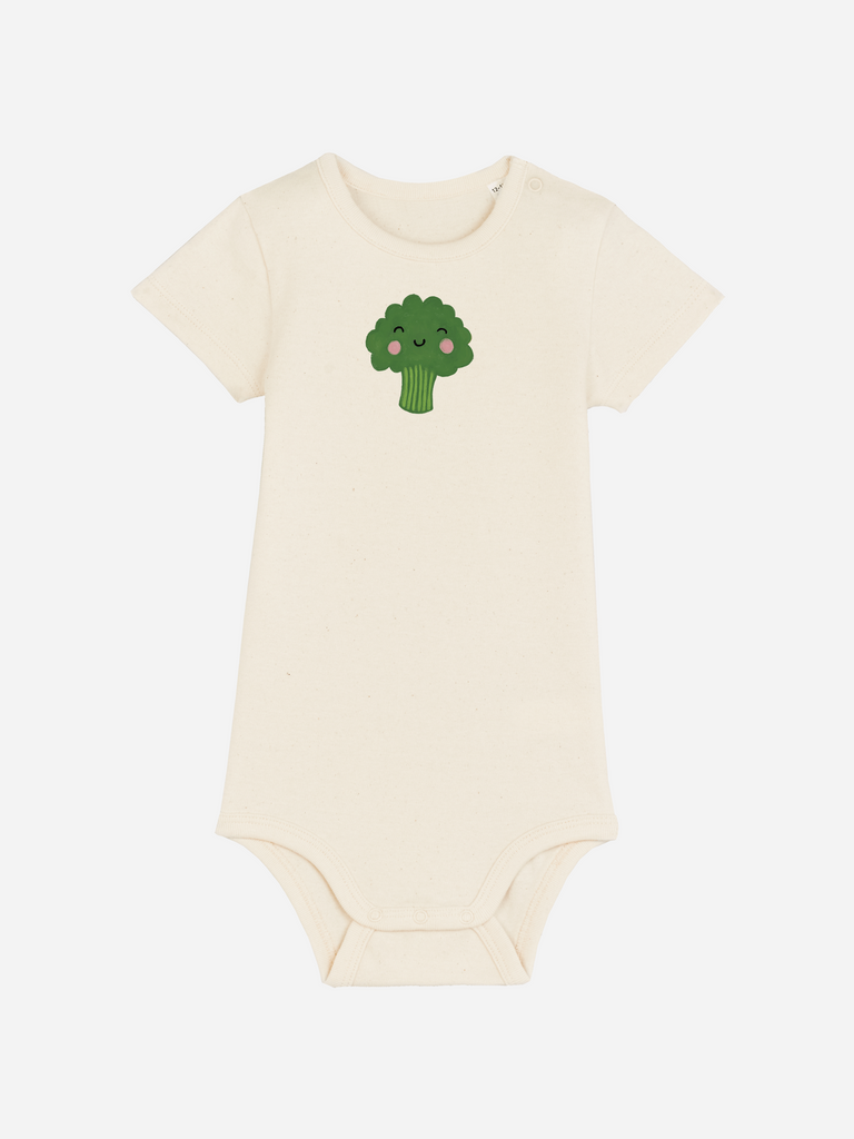 Personalisierter Baby-Body (0–2 J.) 'Brokkoli' mit fröhlichem Brokkoli-Motiv auf hellem Hintergrund.