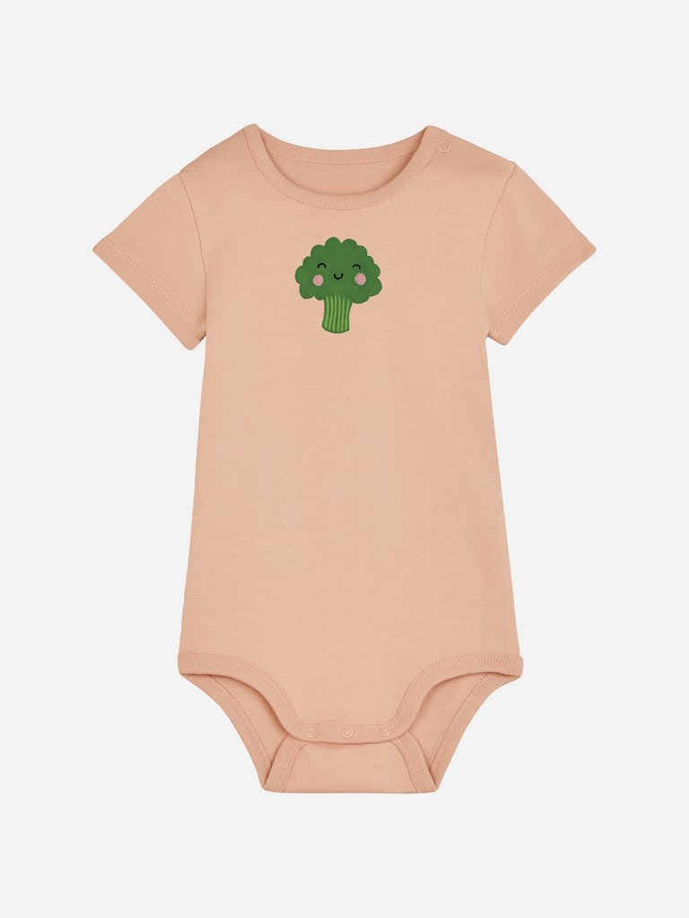 Personalisierter Baby-Body (0–2 J.) mit Brokkoli-Motiv, peachfarbener Bio-Stoff.