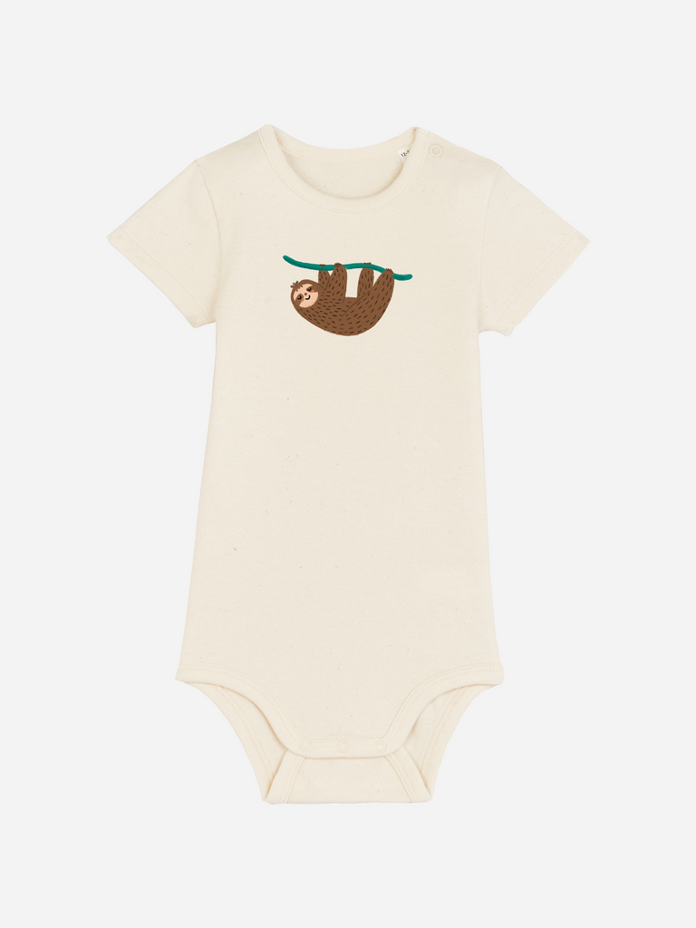 Personalisierter Baby-Body mit Faultier-Motiv für entspannte Kleinkinder, ideal als witziges Babygeschenk.
