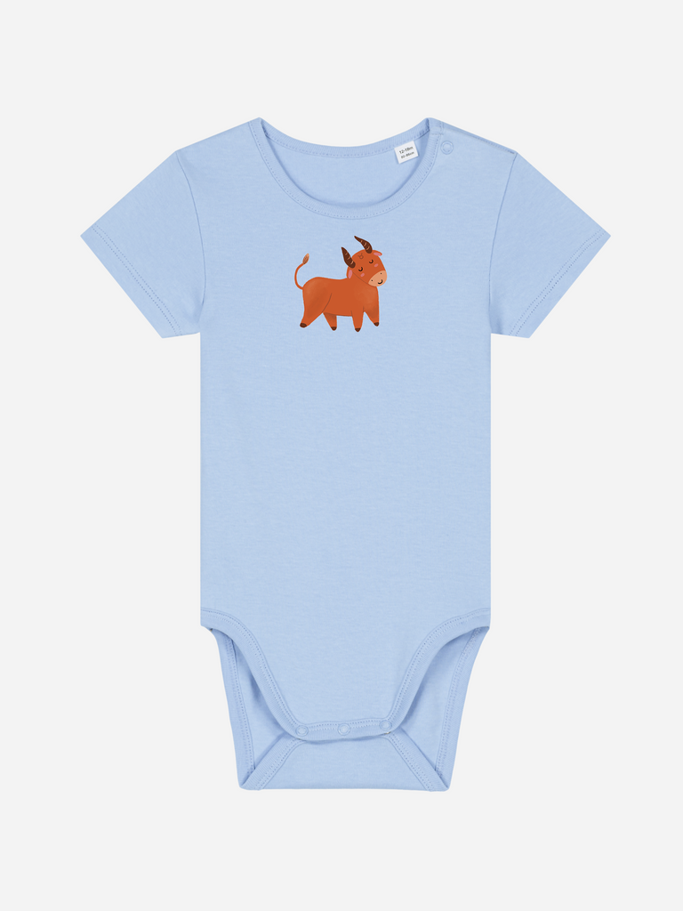 Außergewöhnliches Sternzeichengeschenk: Personalisierter Baby-Body (0–2 J.) 'Sternzeichen Stier', Frontansicht in Hellblau
