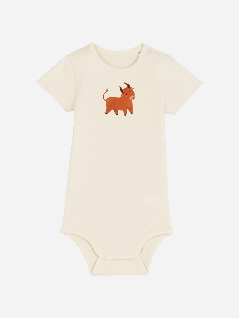 Außergewöhnliches Sternzeichengeschenk: Personalisierter Baby-Body (0–2 J.) 'Sternzeichen Stier', Frontansicht in Beige