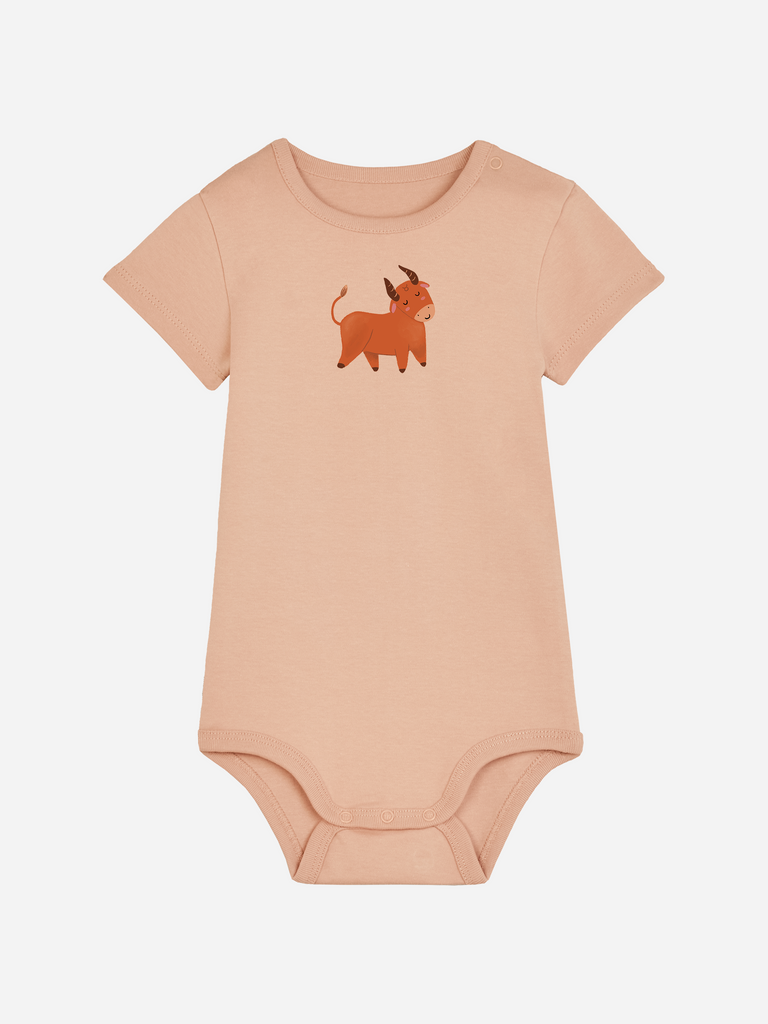 Außergewöhnliches Sternzeichengeschenk: Personalisierter Baby-Body (0–2 J.) 'Sternzeichen Stier', Frontansicht in Orange