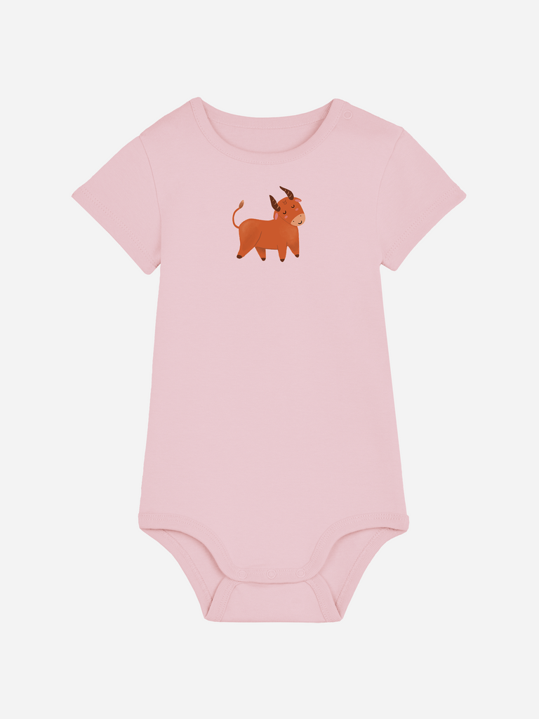 Außergewöhnliches Sternzeichengeschenk: Personalisierter Baby-Body (0–2 J.) 'Sternzeichen Stier', Frontansicht in Rosa