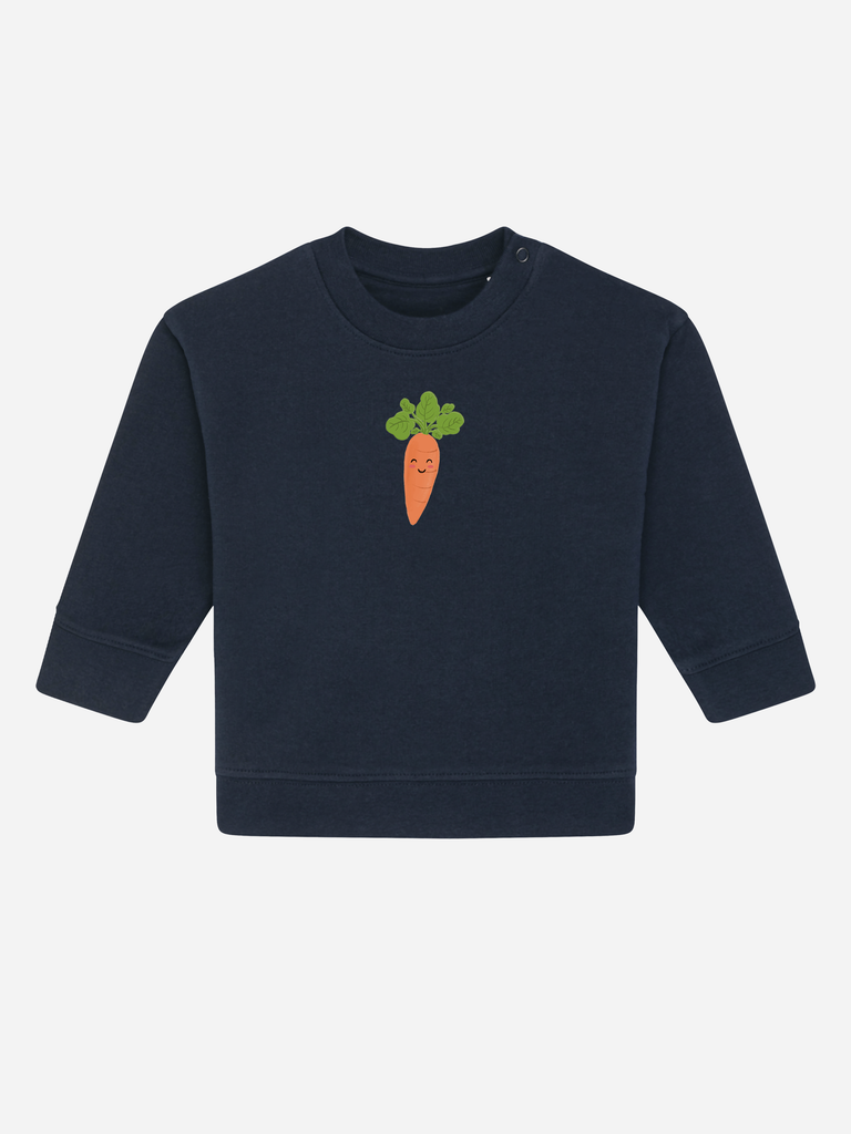 Personalisierbarer Bio-Pullover für Babys mit süßer Karotte auf dunkelblauem Hintergrund.