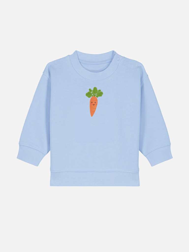 Personalisierbarer Bio-Pullover für Babys (0–3 J.) in Hellblau mit fröhlicher Karotte auf der Vorderseite.