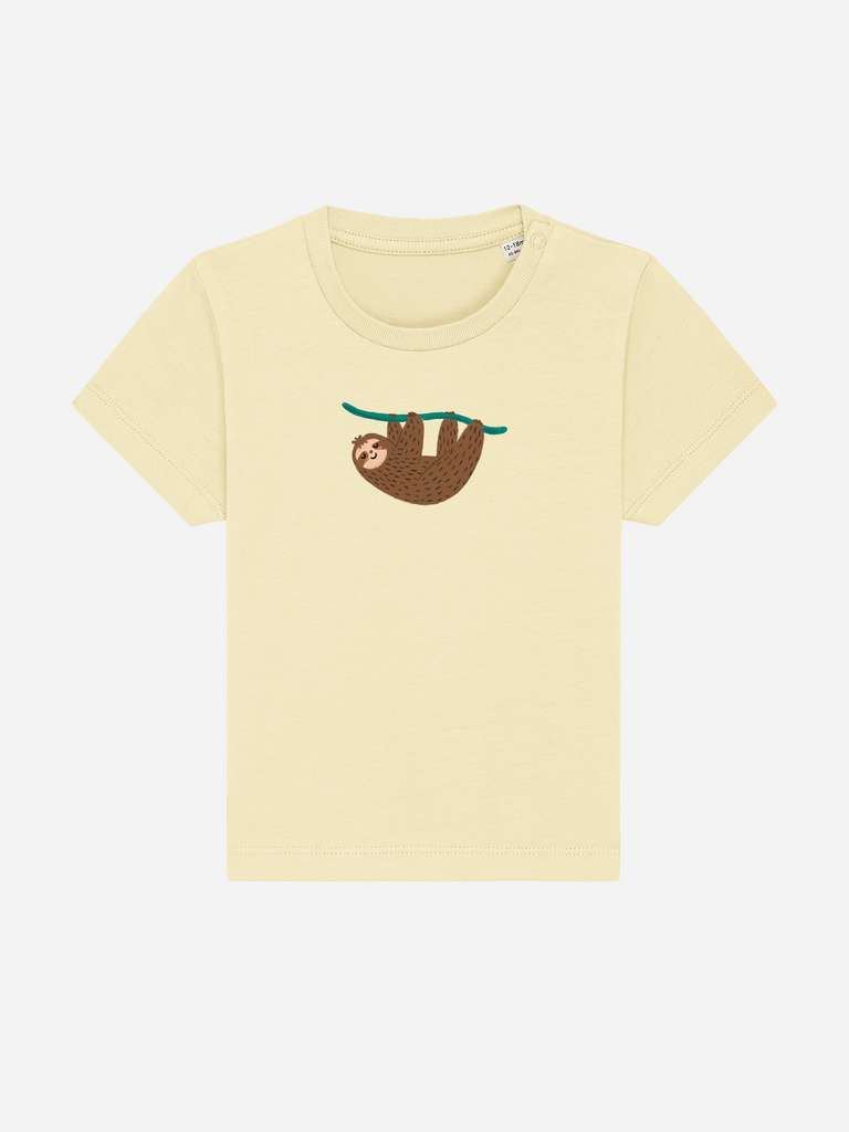 Personalisierbares Bio-T-Shirt für Kinder mit Faultier-Design auf hellem Hintergrund.