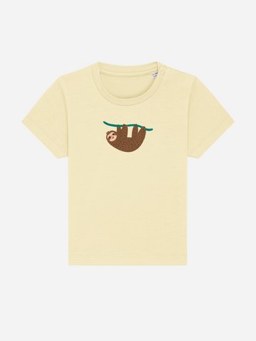 Personalisierbares Bio-T-Shirt für Kinder mit Faultier-Design auf hellem Hintergrund.