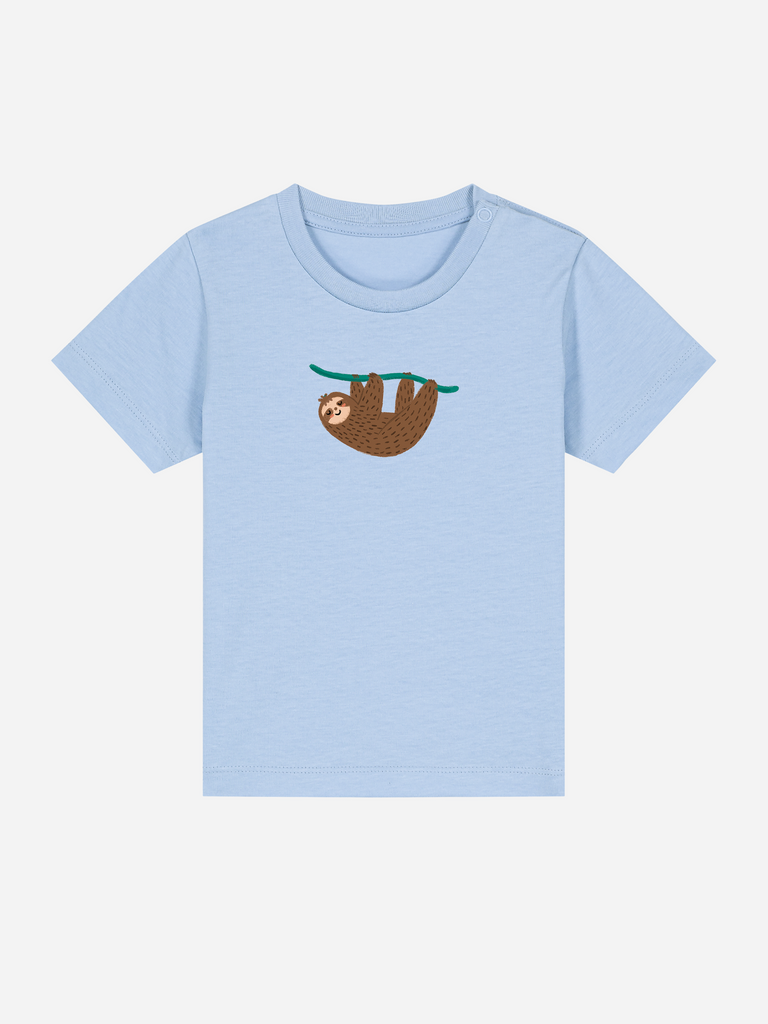 Personalisierbares Bio-T-Shirt für Kleinkinder mit einem entspannten Faultier-Motiv auf himmelblauem Hintergrund.