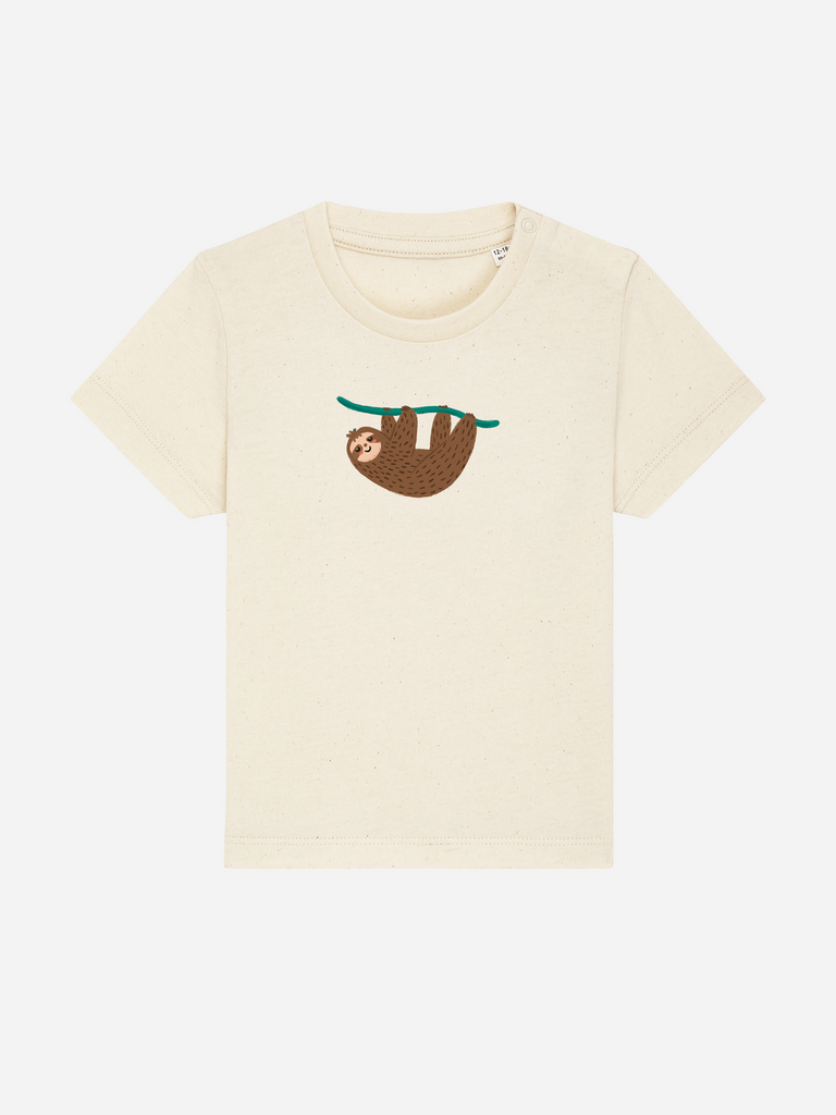 Beige Bio-T-Shirt für Kleinkinder mit lustigem Faultier-Motiv, ideal als neutrales Babyparty-Geschenk.