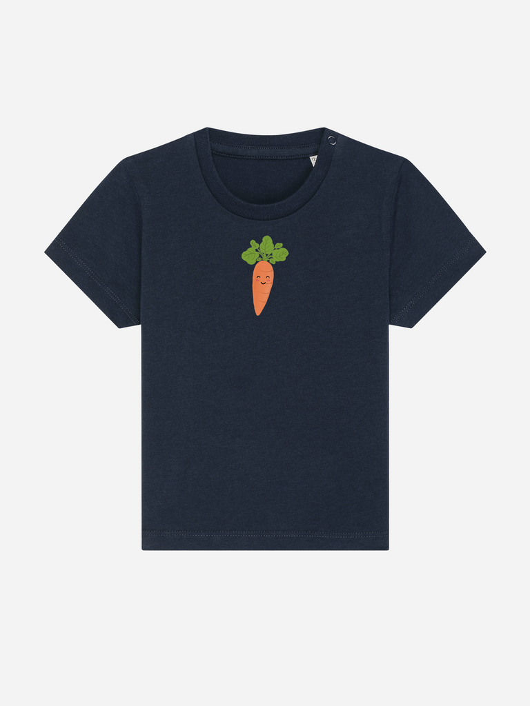 Personalisierbares Bio-T-Shirt für Kinder mit lächelnder Karotte auf dunklem Hintergrund.
