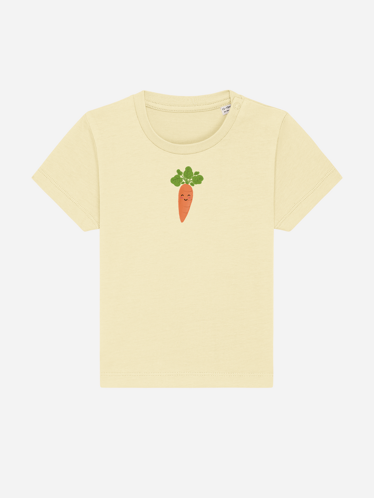 Personalisierbares Bio-T-Shirt für Kinder mit fröhlicher Karotten-Druck auf gelbem Hintergrund.